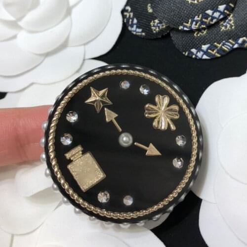 2021 New Hot Brand Fashion Jewelry For Women Party Sweater Brooche C Name Stamp Vintage Clocks Brooches
