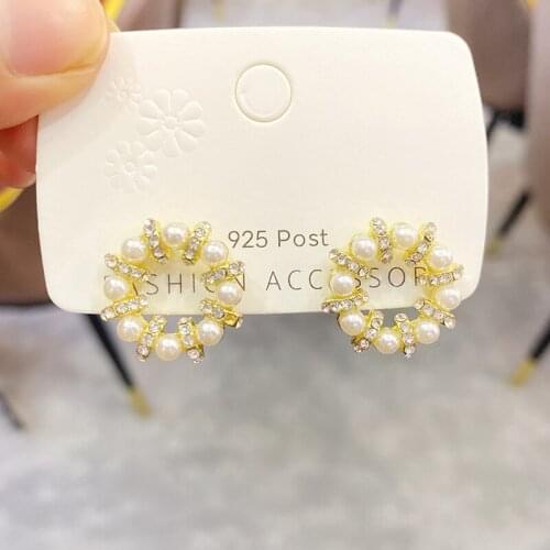 Round Korean womens temperament earrings high-end French retro pearl earrings exquisite New Ear Jewelry Fashion Stud Earrings