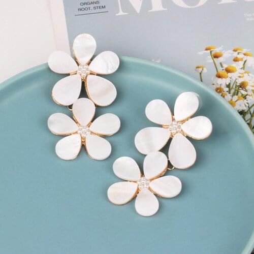 2019 Fashion White Flowers Earrings Elegant Simulated Pearl Flowers Drop Earrings for Women Jewelry Accessories Earrings