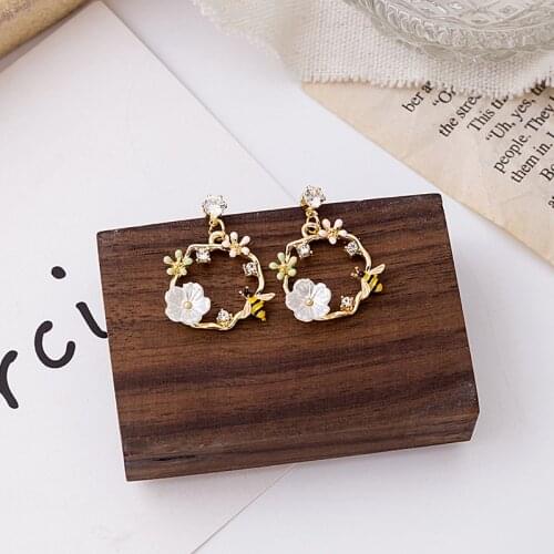 New Arrival Super Fairy Shell Flower Stud Earrings for Women Sweet Bee Flower Cirlce Earrings Jewelry Fashion Brincos Gift