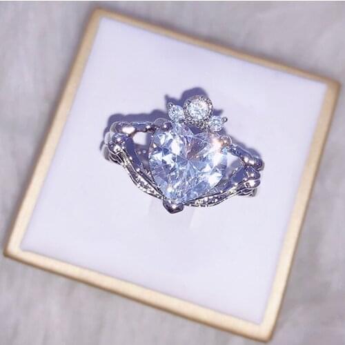 Delicate Skull Holding Love Zircon Ring Europe And America Punk Personality Jewelry Ladies Romantic Luxury Gift