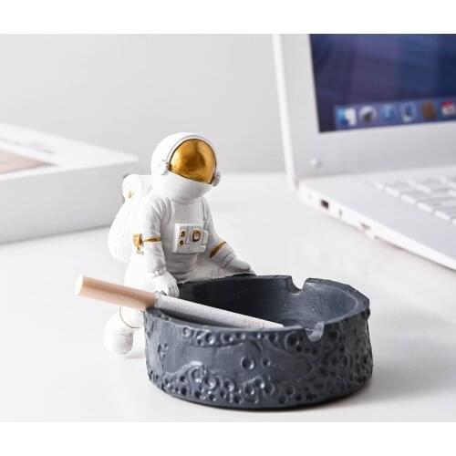 2021 Ins Cartoon Astronaut Kwas Resin Ashtray Outdoor Craft Decoration Creative Soft Decoration Home Fashion Cigar Ash Tray