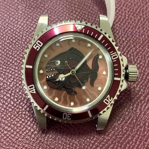 New watch is equipped with the Japanese NH35 movement. Luminous fish modified 39.5MM diving automatic man Stainless steel case