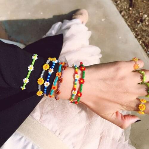 2021 New Korean Cute Flowers Daisy Bracelets Transparent Colorful Beaded Handmade Elastic Wristband for Women Party Jewelry Gift