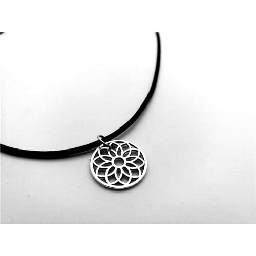 Floral Fun Daisy Leather Rope Necklaces Simple Hollow Rose Sun Flower Petal Necklace Metal Sunflower Lotus Necklace jewelry