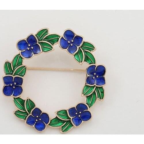 Glaze enamel wreath alloy hollow out green leaves new winter sweater cardigan coat dust coat fashionable joker brooch