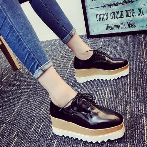 Japanned leather woman Brogue shoes Patent leather ladies wedges shoes platform creepers fur design woman famous brand Brogues