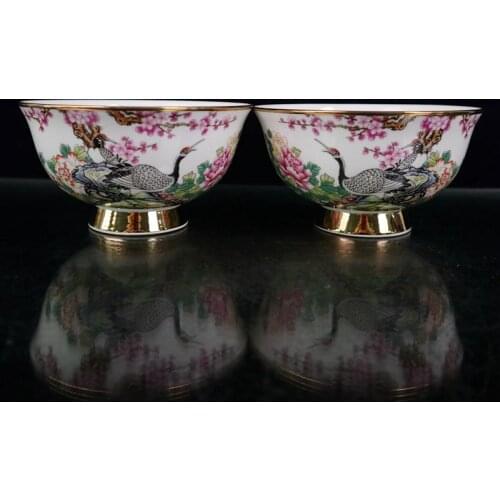 A pair of porcelain bowls painted with gold and pink crane patterns collected in early China