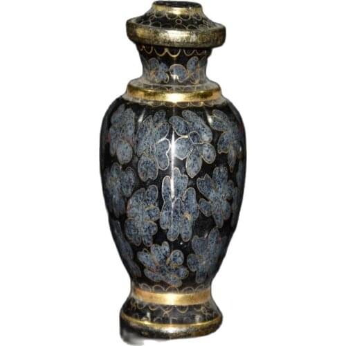 The decoration of cloisonne jar with red copper in early collection