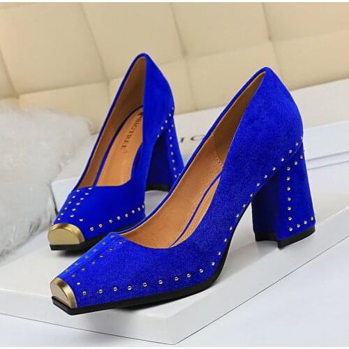 2021 Women 7.5cm High Heels Lady Escarpins Chunky Rivets Lady Block Block Low Heels Square Toe Office Blue Yellow Studded Shoes