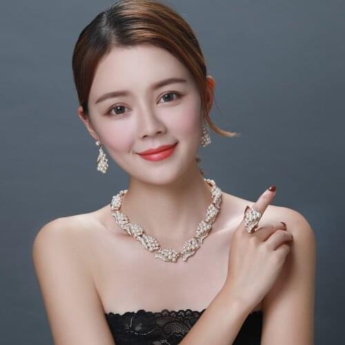 Pearl clavicle chain 4-piece jewelry womens exaggerated decoration Necklace banquet dress fashion accessories