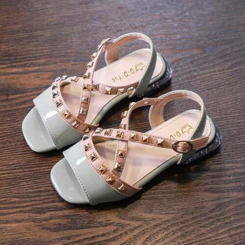 Girls Sandals 2021 Summer Little Princess Fashion Rivets Soft Bottom Non-slip Girl Baby Beach Shoes Girls Party Shoes