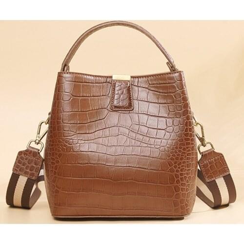 2021 new fashion versatile crocodile bucket bag top leather shoulder bag leather womens Bag Messenger Bag