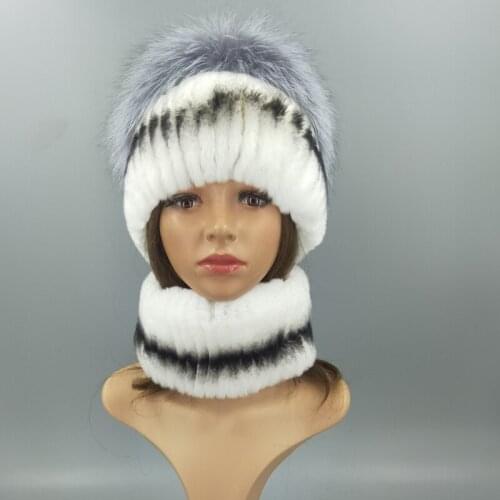 For women in 2020, a fur hat suit with fox fur and rabbit fur will feature a stylish furry neck