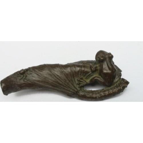 YIZHU CULTUER ART Collection Old Chinese Bronze Carving Lotus leaf Frog Paperweight or Pendant