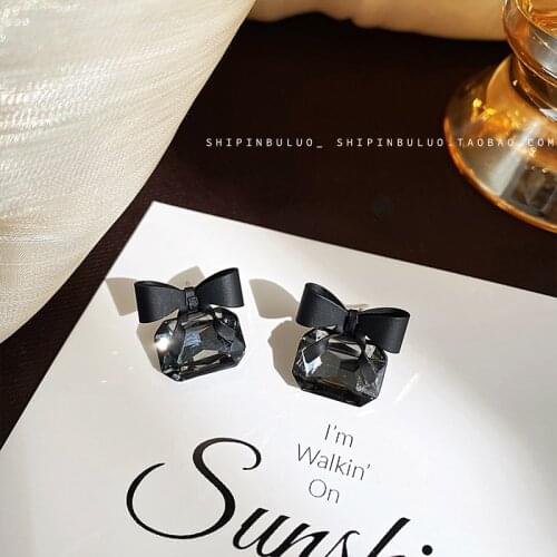 Black bow earrings female 2020 new wave simple and simple small earrings cold wind retro temperament Trend Fashion Stud Earrings