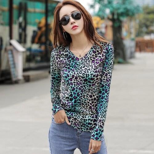 Autumn 2020 New Womens Long Sleeve T-shirt V-neck Slim Fit Korean Leopard Print T-Shirt Womens Bottom Shirt Urban Leisure Styl