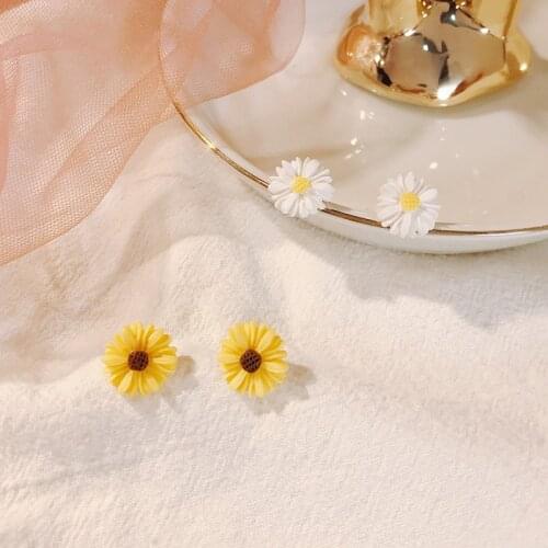 Small fresh earrings female temperament daisy ins net red hyuna style earrings new trendy earrings