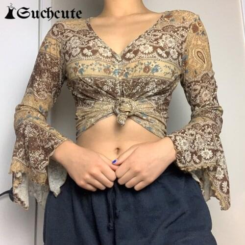 SUCHCUTE Vintage Printing Flare Sleeve Women Cropped Tops Slim V Neck Brown Y2K T-Shirts Elegant Female Shirts Streetwear Outfit