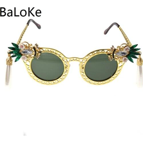 Ladies Fashion Personality Rhinestones Cat Eye Sunglasses Classical Brand Big Crystal Sunglasses for Summer Beach Decoration