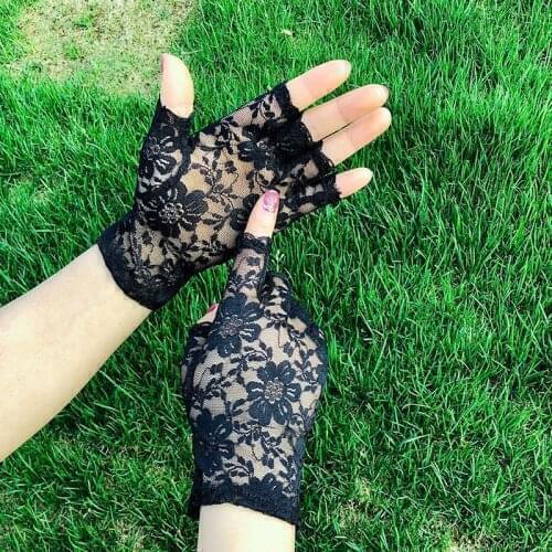 Summer Thin Breathable Stretch Half Finger Sexy Lace Sunscreen Gloves Elegant Wedding Outdoor UV Fingerless Driving Mittens B69