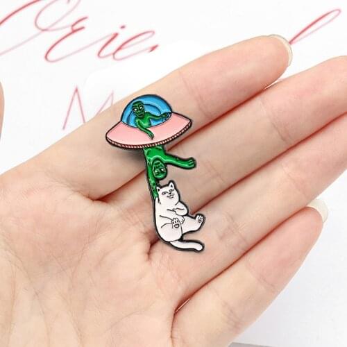 Alien UFO White Cat Brooches Enamel Pins space ship Aliens catching kidnap cats Custom Cartoon Badge Gift for Friend kids brosch