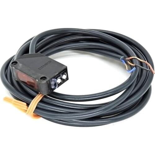 Photoelectric switch E3Z-D61 E3Z-D62 E3Z-D81 E3Z-E82 DC12-24V Length of 2M