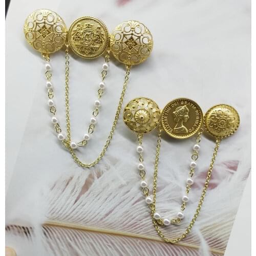 The role of world gold brooches restoring ancient ways round card relief portrait tassel brooch joker tassel coat pin