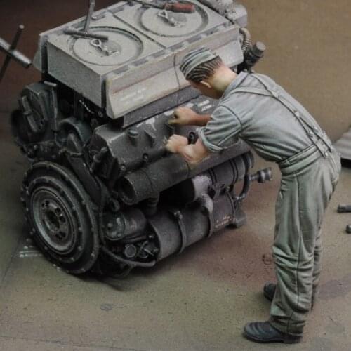 1:35 Scale Die-cast Resin War Scene Model Resin Engine Repairman Assembly Model (including Stickers)