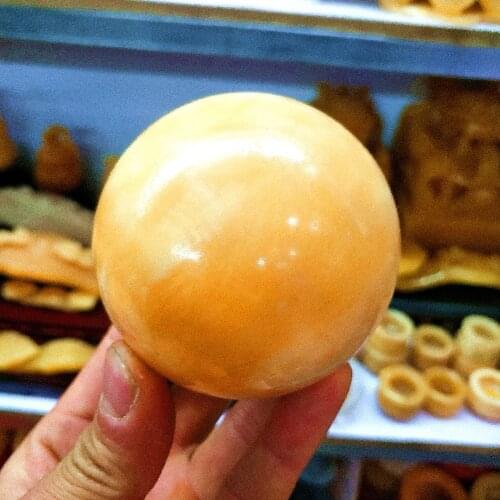 Hand-polished natural topaz balls are used as wedding decorations