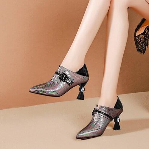 2019 new high heel womens shoes leather pointed shoes embossed leather magic belt buckle womens shoes single shoes