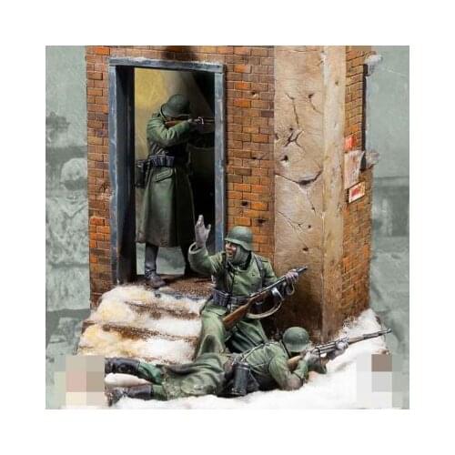 Three resin soldiers and building 1:35 sand table model