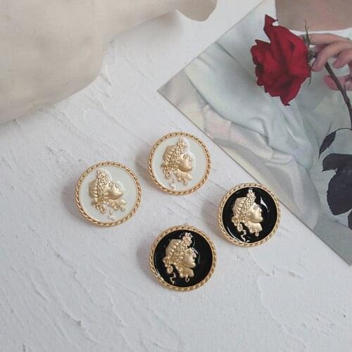 SOHOT Vintage Modern Embossed Round Enamel Women Stud Earrings Black White High Quality Piercing Delicate Female Jewelry Brincos