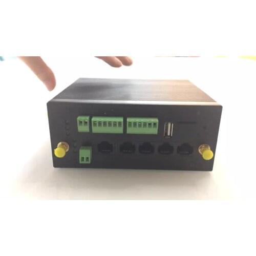 Wireless transmission hub as the link between the central management system and the control node on the street lights