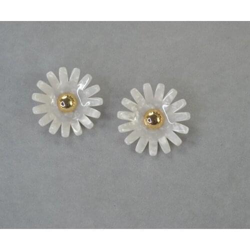 Gold plated copper core acrylic white big flower earrings personality fashion street shooting beauty classic style