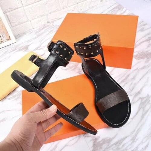 Marca de luxo Chic Wedge Sapatos de couro Sandálias Sapatas de salto alto das mulheres Primavera e verão New Design Senhoras San