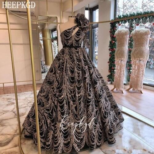 Black Ball Gown Long Evening Dress One Shoulder Half Sleeve Plus Size Golden Glitter Special Occasion Dresses With Big Flowers