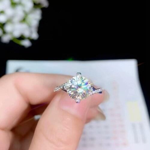 Crackling moissanite gemstone ring for women jewelry gift pouring in the sun