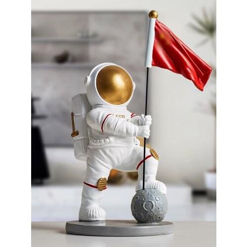 YL Nordic Entry Luxury Home Astronaut Decoration Creative Office Wine Cabinet Decoration Modern Spaceman Table-Top Decoration