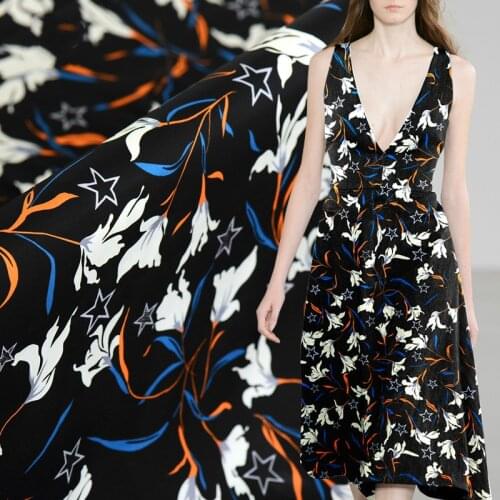 Stretch small heavy silk 25 mm 2018 new flowers and stars printing black silk fabric skirt shirt shirt cheongsam cloth