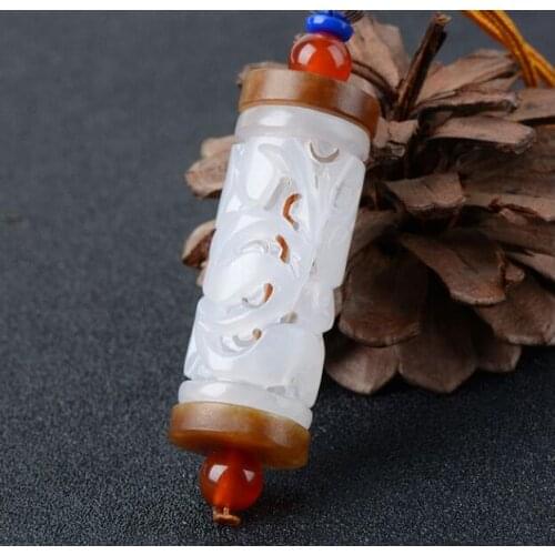 Magnifique pendentif en stone blanc avec amulette en jadeite
