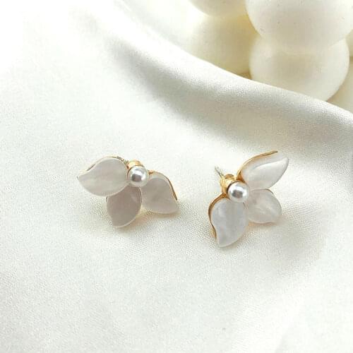 Fashion Natural Shell Flower Stud Earrings Statement Simulated Pearls Small Earrings for Women Gift