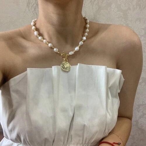 2020 Vintage Style Queen of Coin Charm Pendant Natural Baroque Pearl Necklace