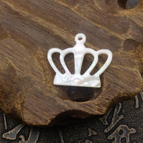 Hill-San Lotus Wholesale 100PCS/Lot Natural White Mother Of Pearl Shell Hollow Crown Carving Sahpe