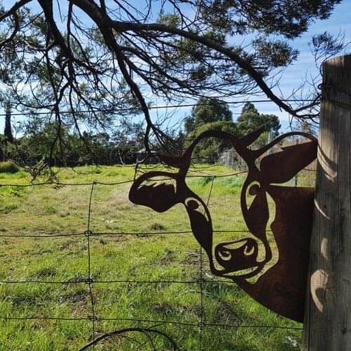 1pcs Metal Peeping Cow Ornaments Outdoor Garden Art Protector Hanging Ornaments Cartoon Farm Peeping Cow Balcony Yard Statues