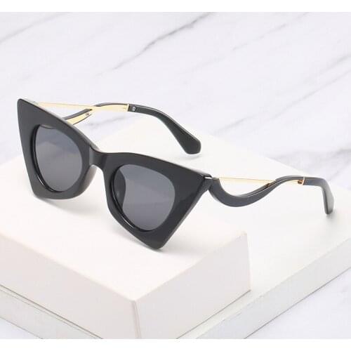 New womens trend cat eye sunglasses personality curve mirror legs sunglasses women model catwalk street shooting glasses