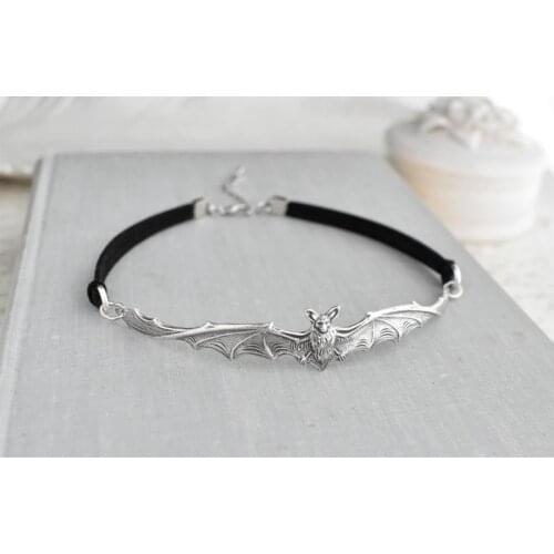 2021 Trend Fashion Goth Black Large Open Wing Flying Bat Collars Spooky Halloween Gift Mens and Womens Color Bat Necklace