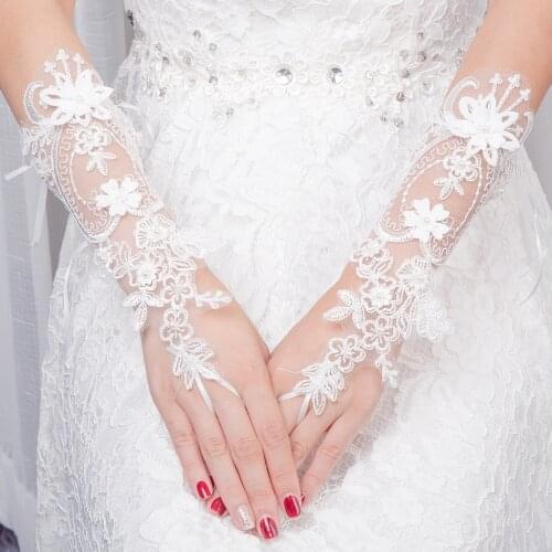 2021 New Short Ivory Lace Wedding Gloves for Bride 1 Pair Bridal Gloves Dew Finger Dress Accessories Decorations Wedding