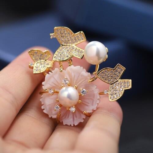 Luxury Natural Freshwater Pearl Brooch Pins Gold Butterfly Shell Flower Personalized Coat Accessories Anniversary Pin Jewelry