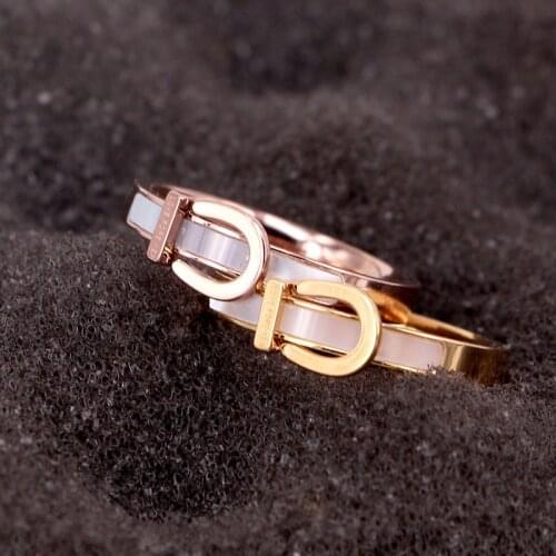 Stainless Steel Shell Belt Buckle Letter Rings Original Quality Catwalk Natural Shell Ring for Women Brand Lovers Jewelry Z028